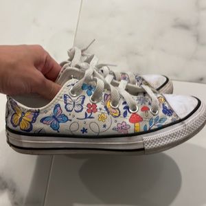 Girls Converse Size 1. Great Condition.